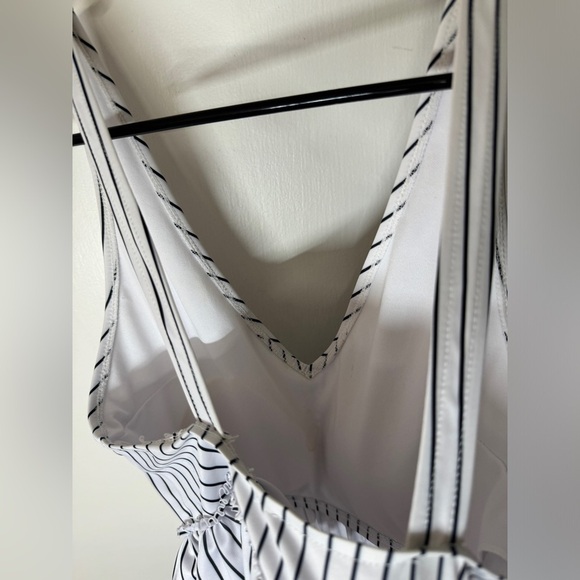 Kortni Jeane White Black Striped Peplum Bikini Swim Swimmers Top Size Small - Picture 10 of 12